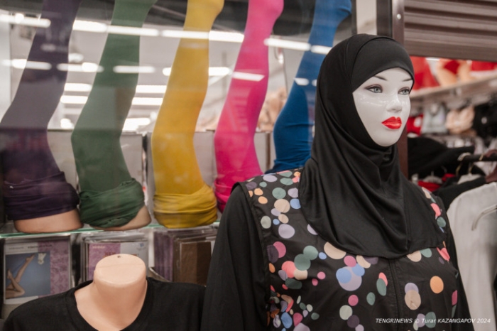 Онлайн "наступает", манекены травмированы. Что происходит на одном из рынков Астаны Онлайн "наступает", манекены травмированы. Что происходит на одном из рынков Астаны