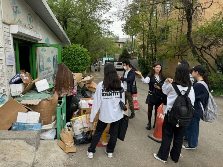 
Обменяй мусор на кофе или снэк: более двух тонн вторсырья собрали алматинцы с начала акции
