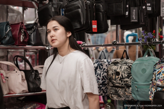 Онлайн "наступает", манекены травмированы. Что происходит на одном из рынков Астаны Онлайн "наступает", манекены травмированы. Что происходит на одном из рынков Астаны