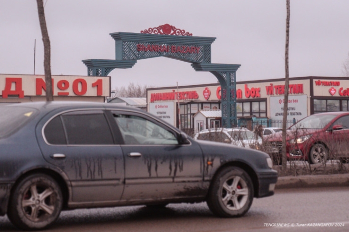 Онлайн "наступает", манекены травмированы. Что происходит на одном из рынков Астаны Онлайн "наступает", манекены травмированы. Что происходит на одном из рынков Астаны