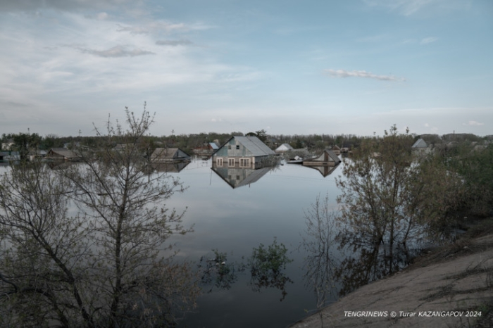 Влез в долги, готовились к новоселью. Пригород Уральска ушел под воду