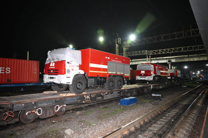 
Алматы отправил в Уральск спецтехнику и персонал для борьбы с паводками
