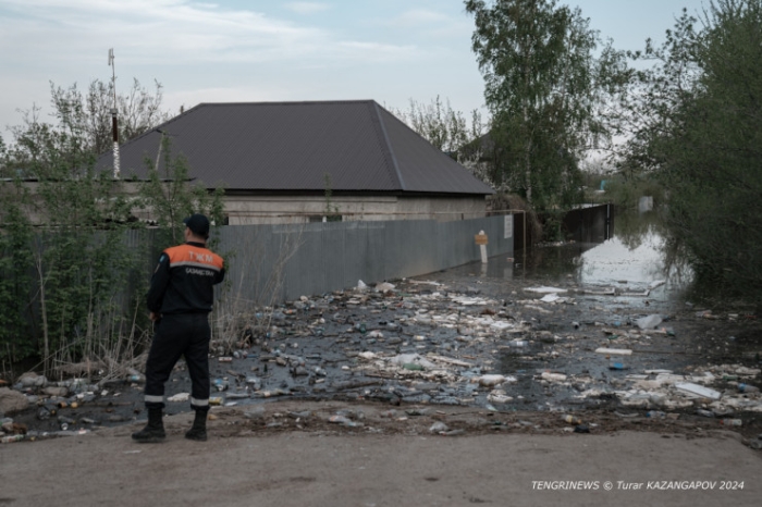 Влез в долги, готовились к новоселью. Пригород Уральска ушел под воду