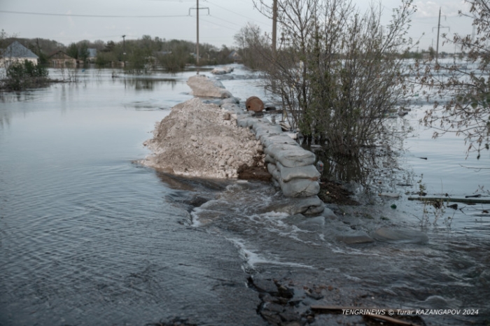 Влез в долги, готовились к новоселью. Пригород Уральска ушел под воду