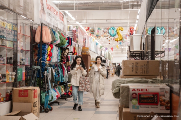 Онлайн "наступает", манекены травмированы. Что происходит на одном из рынков Астаны Онлайн "наступает", манекены травмированы. Что происходит на одном из рынков Астаны