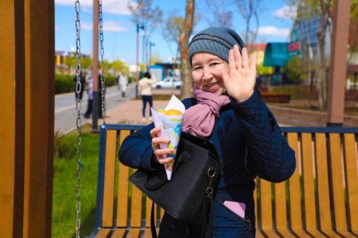 
"Баурсак объединяет": волонтёры раздали угощения в честь праздника прохожим в Астане
