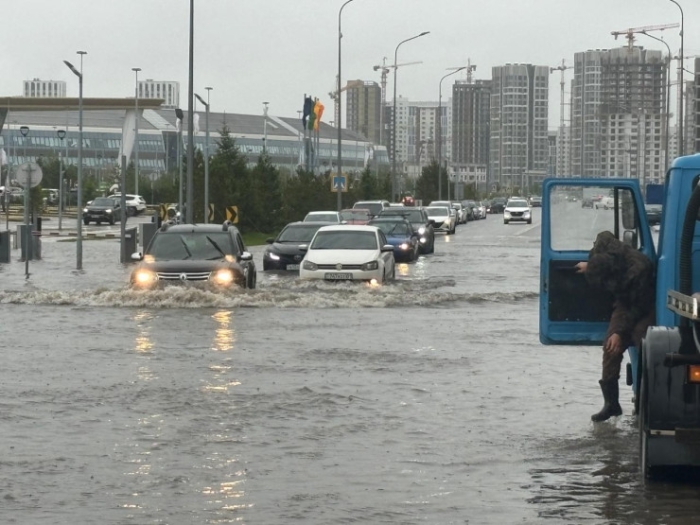Астана "поплыла" из-за сильного дождя - видео Астана "поплыла" из-за сильного дождя - видео