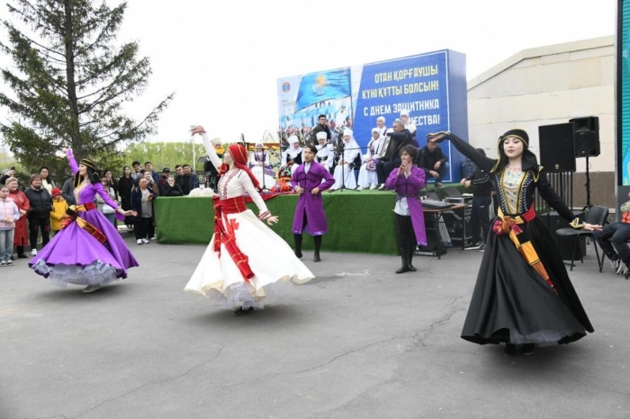 Военный оркестр прошёл маршем по набережной Астаны
Военный оркестр прошёл маршем по набережной Астаны