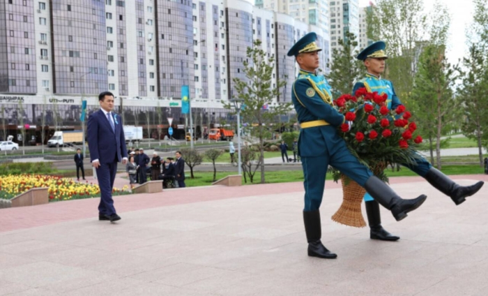 
Айбек Дадебаев возложил цветы к памятнику Бауыржану Момышулы

