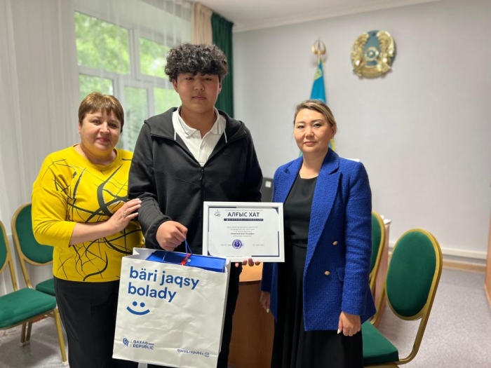 Семиклассник спас малыша, висевшего на перилах балкона четвёртого этажа в Астане
Семиклассник спас малыша, висевшего на перилах балкона четвёртого этажа в Астане