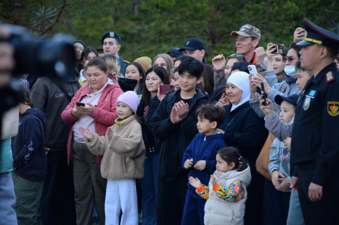 Военный оркестр прошёл маршем по набережной Астаны
Военный оркестр прошёл маршем по набережной Астаны