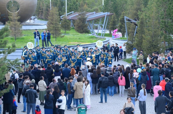 Военный оркестр прошёл маршем по набережной Астаны
Военный оркестр прошёл маршем по набережной Астаны