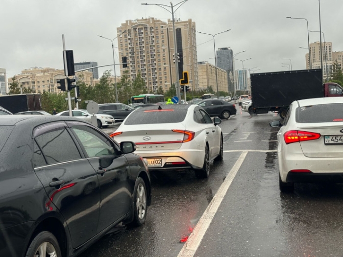 Астана "поплыла" из-за сильного дождя - видео Астана "поплыла" из-за сильного дождя - видео