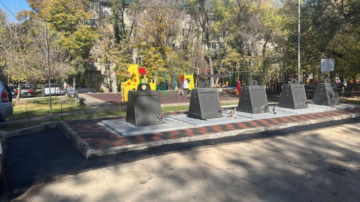 "Не будет запаха, не смогут залезть кошки". Новые мусорные контейнеры ставят в Алматы
"Не будет запаха, не смогут залезть кошки". Новые мусорные контейнеры ставят в Алматы