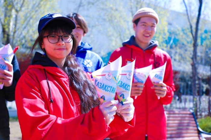 
"Баурсак объединяет": волонтёры раздали угощения в честь праздника прохожим в Астане
