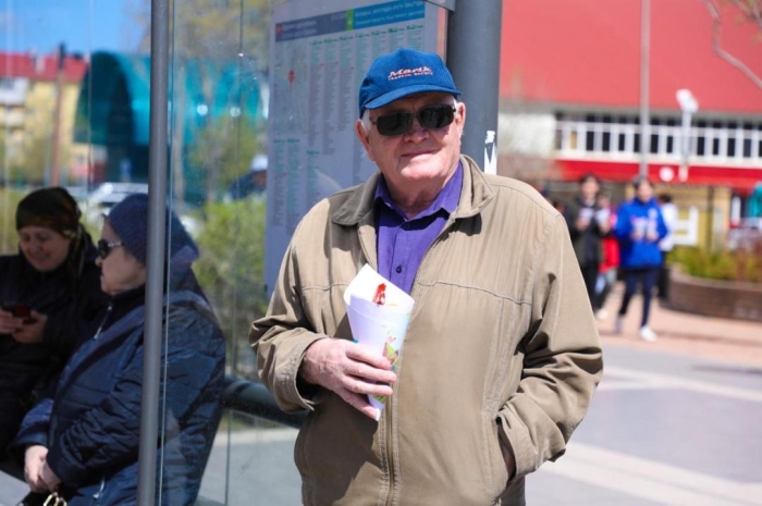 
"Баурсак объединяет": волонтёры раздали угощения в честь праздника прохожим в Астане
