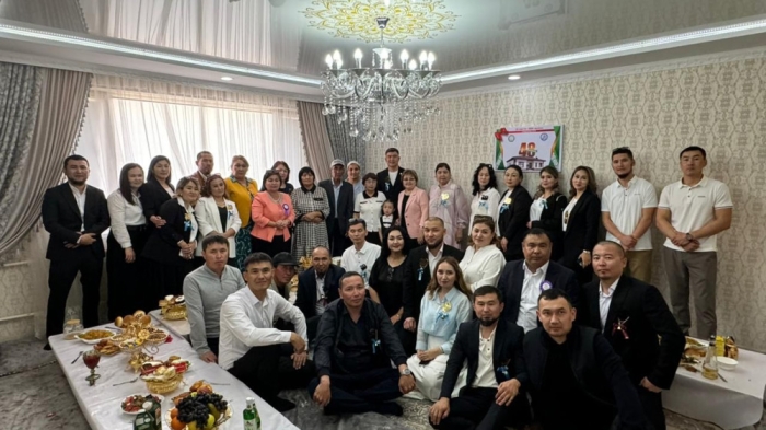 Выпускники Жанаозена подарили учителю квартиру в честь 20-летия со дня окончания школы Выпускники Жанаозена подарили учителю квартиру в честь 20-летия со дня окончания школы