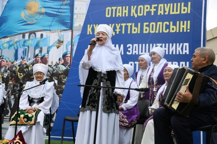 Военный оркестр прошёл маршем по набережной Астаны
Военный оркестр прошёл маршем по набережной Астаны