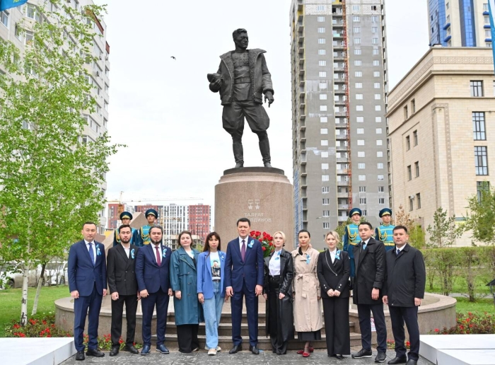 
Ерлан Карин возложил цветы к памятнику Талгату Бегельдинову в Астане
