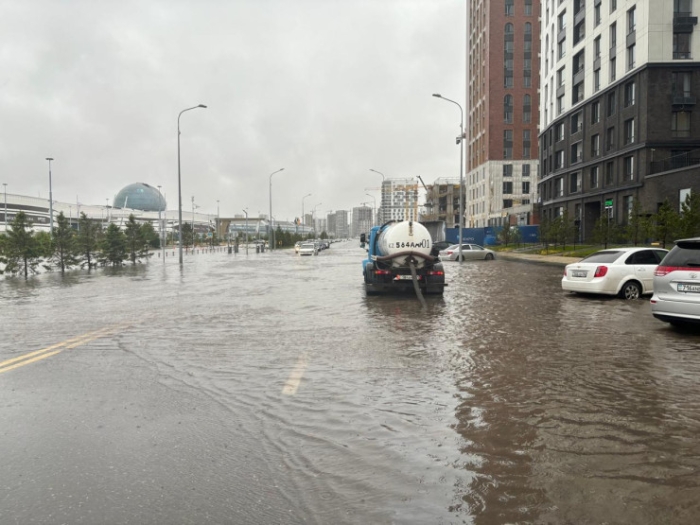 Астана "поплыла" из-за сильного дождя - видео Астана "поплыла" из-за сильного дождя - видео