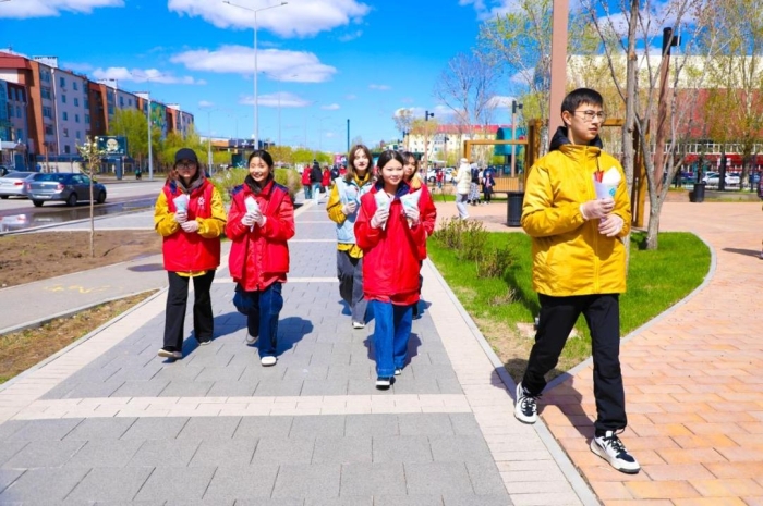 
"Баурсак объединяет": волонтёры раздали угощения в честь праздника прохожим в Астане
