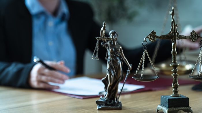 Поднять зарплаты еще одной категории работников призвал депутат