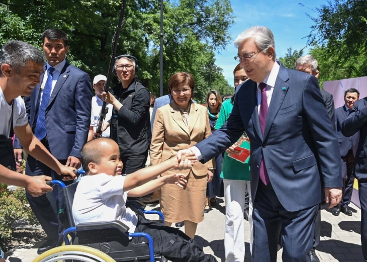 Токаев встретился с детьми на фестивале Jas Galym. Science Quest в Алматы
 
Токаев встретился с детьми на фестивале Jas Galym. Science Quest в Алматы