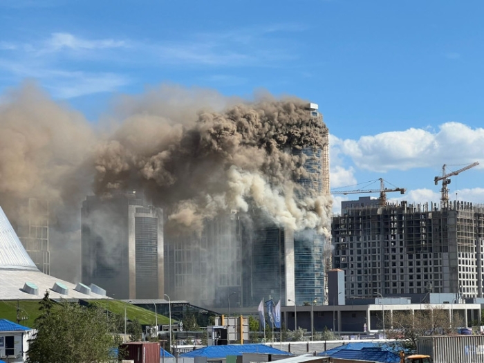 В Астане горит здание в районе "Хан Шатыра" В Астане горит здание в районе "Хан Шатыра"