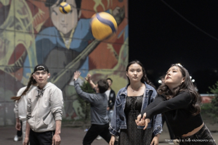 "Это Семей, детка". Что происходит под уникальным для СНГ мостом