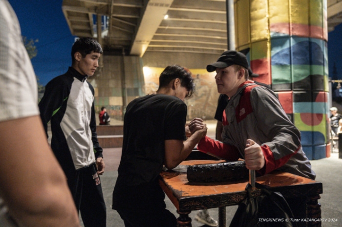 "Это Семей, детка". Что происходит под уникальным для СНГ мостом