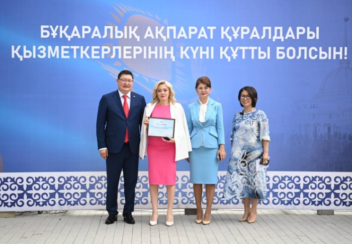 Журналистам вручили сертификаты на квартиры от имени Президента