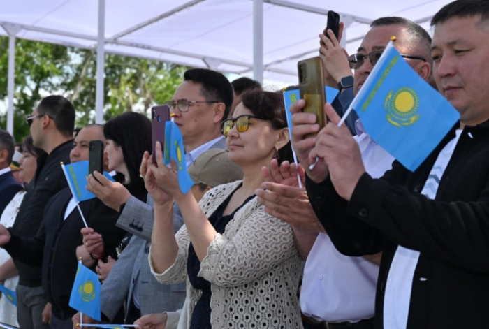 Токаев принял участие в церемонии поднятия флага Казахстана