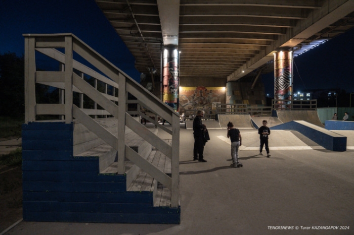 "Это Семей, детка". Что происходит под уникальным для СНГ мостом