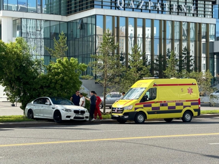 Молодой водитель BMW потерял контроль над авто в центре Астаны: фото Молодой водитель BMW потерял контроль над авто в центре Астаны: фото