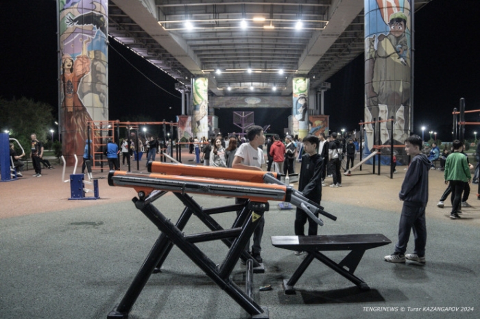 "Это Семей, детка". Что происходит под уникальным для СНГ мостом