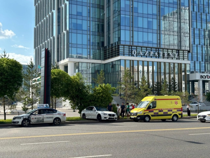 Молодой водитель BMW потерял контроль над авто в центре Астаны: фото Молодой водитель BMW потерял контроль над авто в центре Астаны: фото