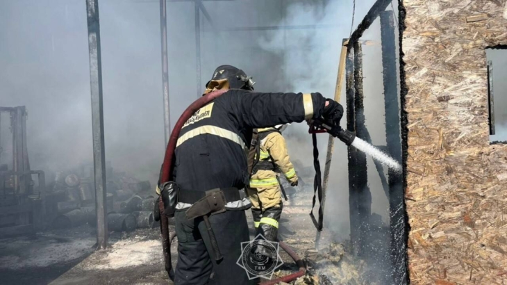 
Чёрные клубы дыма в Алматы: склад горел в Жетысуском районе
