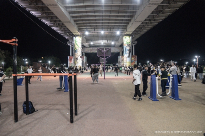 "Это Семей, детка". Что происходит под уникальным для СНГ мостом