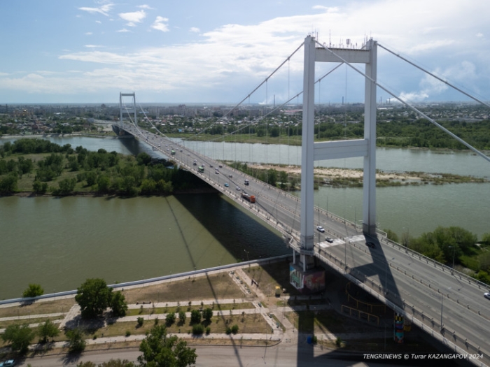 "Это Семей, детка". Что происходит под уникальным для СНГ мостом
