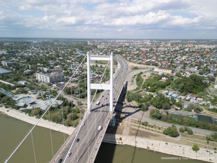 "Это Семей, детка". Что происходит под уникальным для СНГ мостом