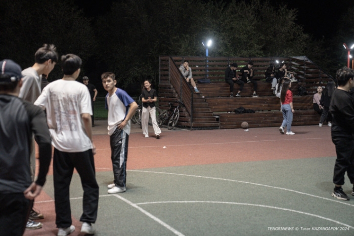 "Это Семей, детка". Что происходит под уникальным для СНГ мостом