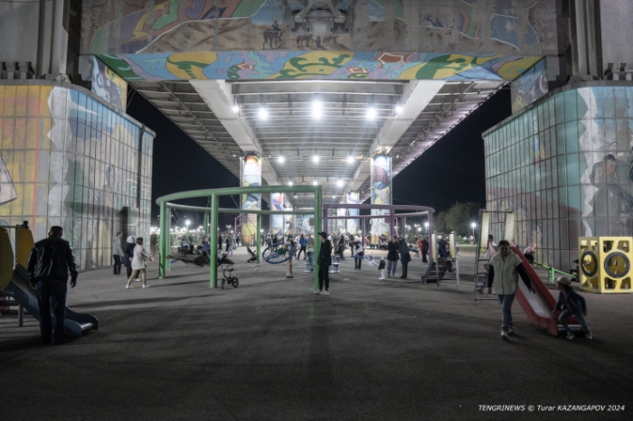 "Это Семей, детка". Что происходит под уникальным для СНГ мостом