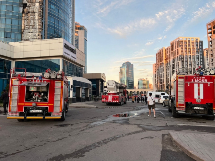 Пожар в районе "Хан шатыра": что происходит на месте сейчас Пожар в районе "Хан шатыра": что происходит на месте сейчас