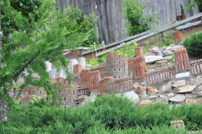 Превратил свалку в сказочный город. Вдохновляющая история из Петропавловска