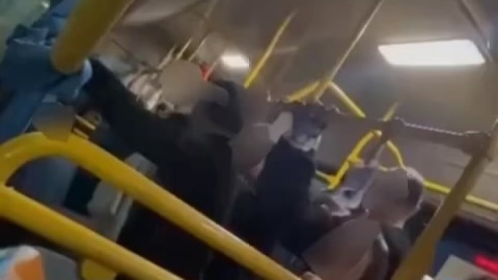 "Положила ногу на ногу". Мужчина накричал на девочку в автобусе в Караганде
