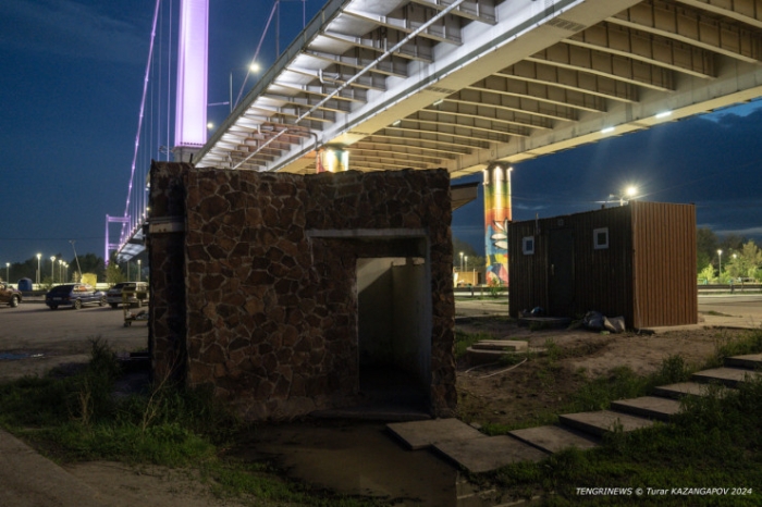 "Это Семей, детка". Что происходит под уникальным для СНГ мостом