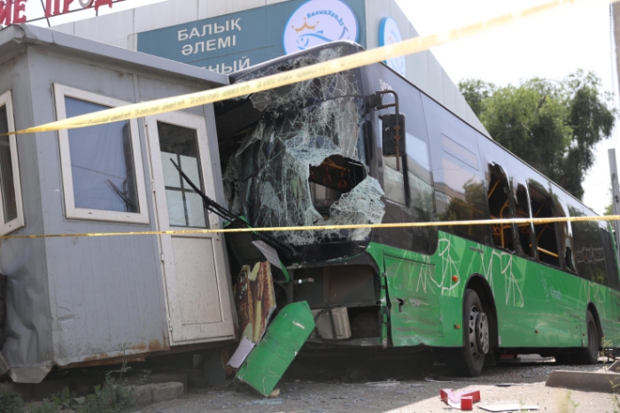 Один пассажир погиб, 16 пострадали в ДТП с автобусом в Алматы