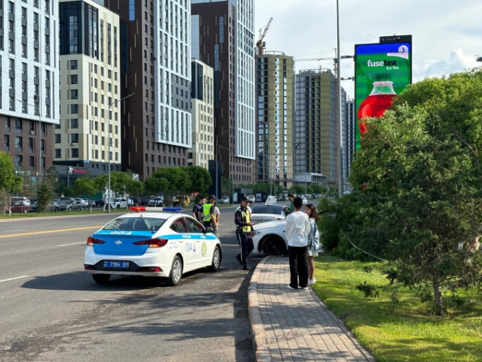 Молодой водитель BMW потерял контроль над авто в центре Астаны: фото Молодой водитель BMW потерял контроль над авто в центре Астаны: фото