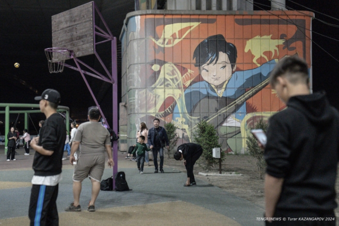 "Это Семей, детка". Что происходит под уникальным для СНГ мостом