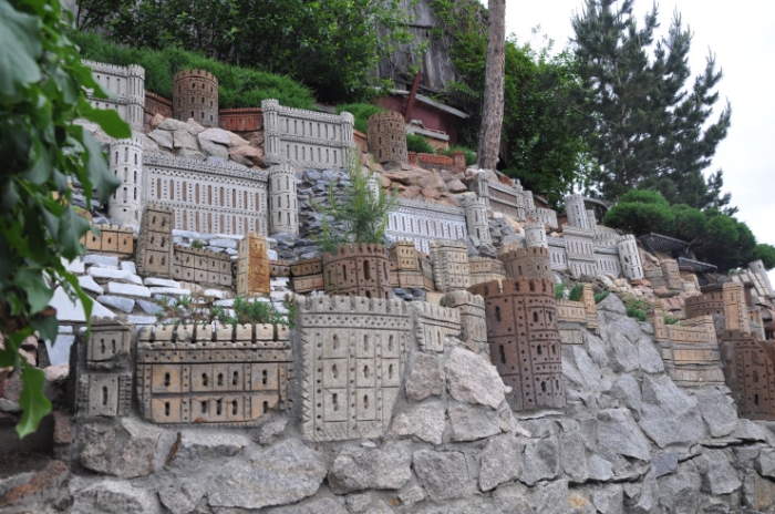 Превратил свалку в сказочный город. Вдохновляющая история из Петропавловска